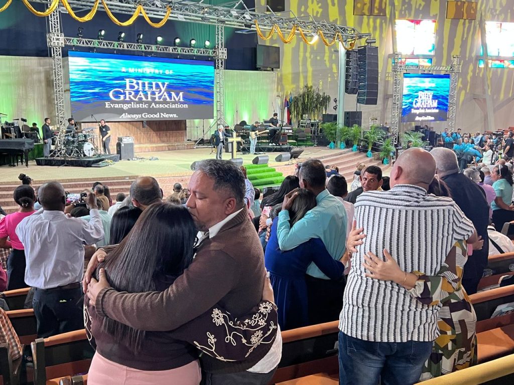 photo_4956453536342412375_y